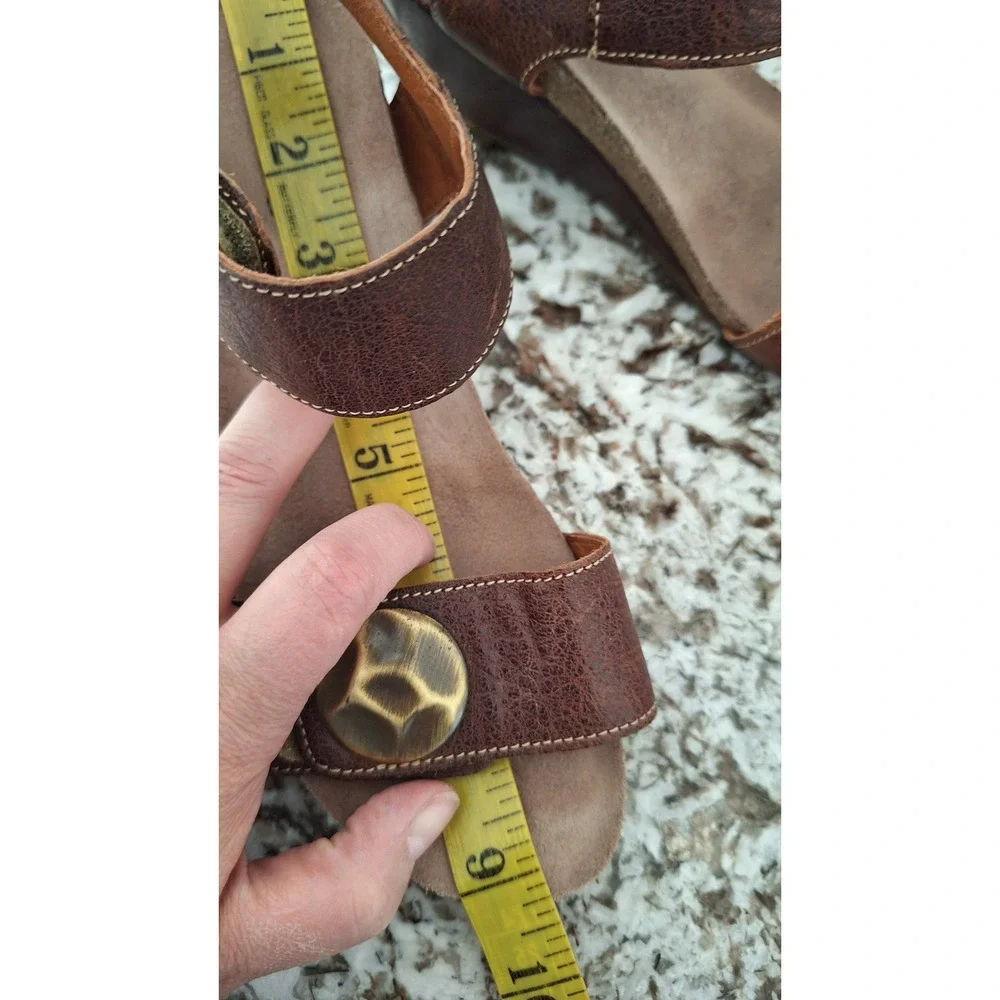 Taos Brown Leather Wedge Sandals Medallion Hook Loop Straps 3209 Size 36 Womens